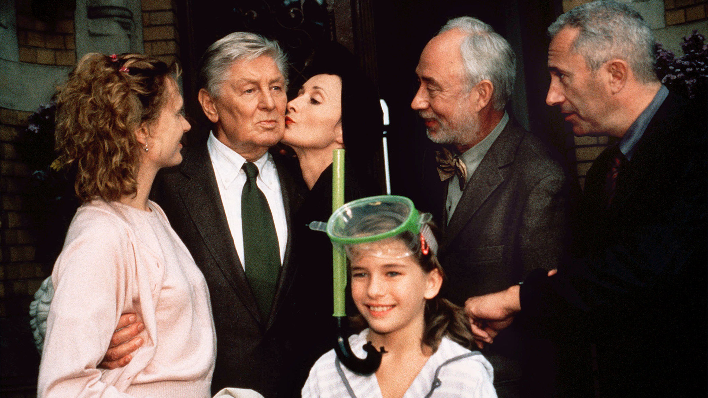 "Die Meute der Erben": Zum 77. Geburtstag besuchen die Erbschleicher Bert (Robert Giggenbach, re.) und Thekla (Eleonore Weisgerber, 3. v. li.) ihren Vater Arno Adelmann (Günter Pfitzmann, 2. v. li.). Mit dabei ist Tochter Bianca (Friederike Wagner, li.), Theklas Ehemann Theodor (Klaus Mikoleit, 2. v. re.) sowie die kleine Caro (Henriette Confurius), die Tochter der ungeliebten Nachbarin.