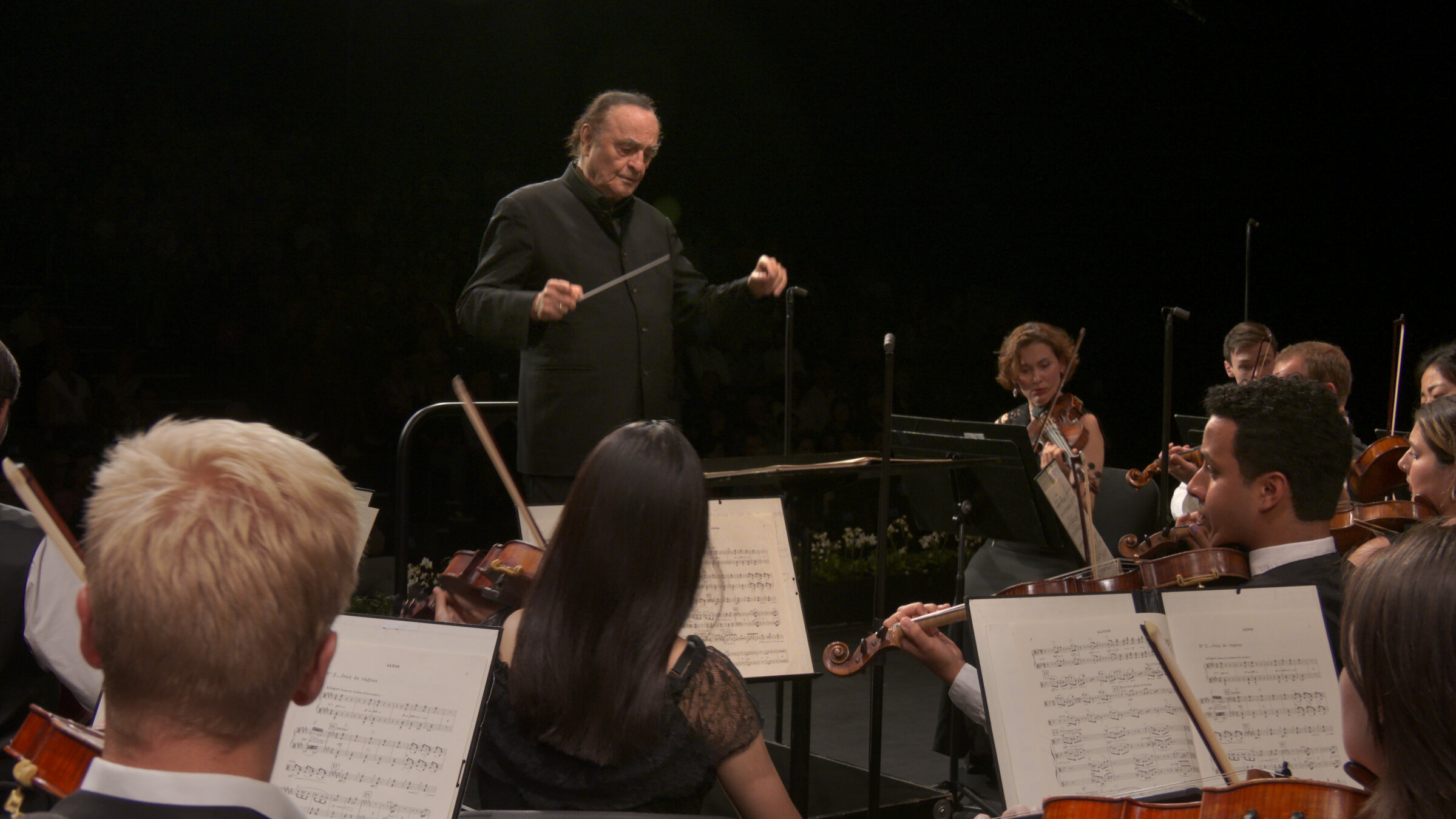 "Verbier Festival 2024 – Mao Fujita spielt Camille Saint-Saëns": Charles Dutoit und das Verbier Festival Orchestra.