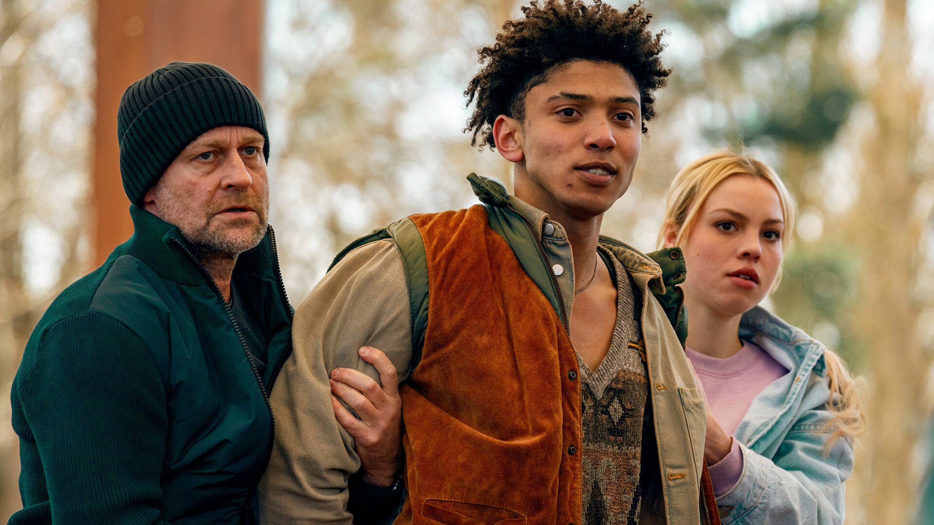 "Jenseits der Spree - Ganz nah": Robert (Jürgen Vogel) und Carlotta (Lea Zoë Voss) führen Kjell Brüning (Leander Lesotho) ab.