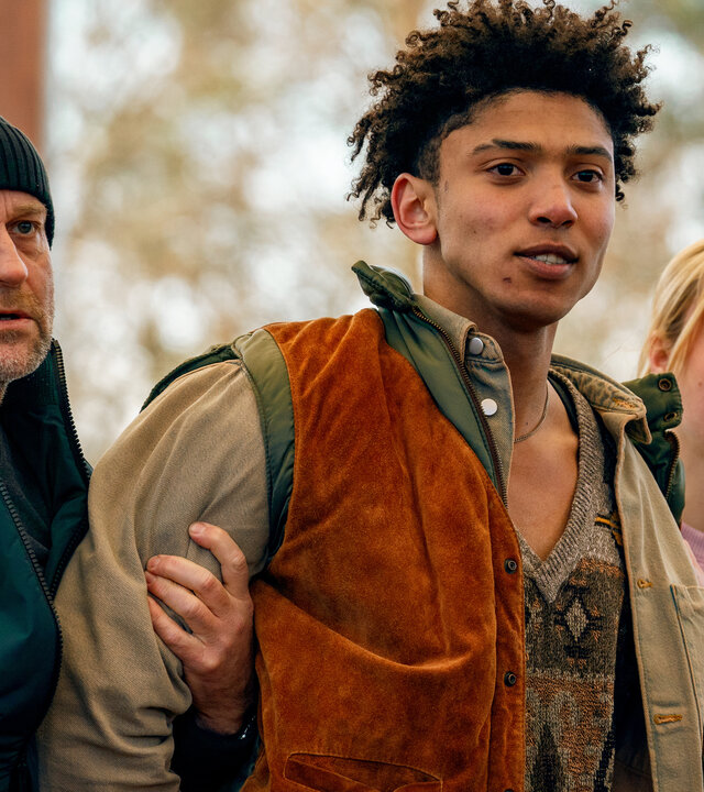 "Jenseits der Spree - Ganz nah": Robert (Jürgen Vogel) und Carlotta (Lea Zoë Voss) führen Kjell Brüning (Leander Lesotho) ab.