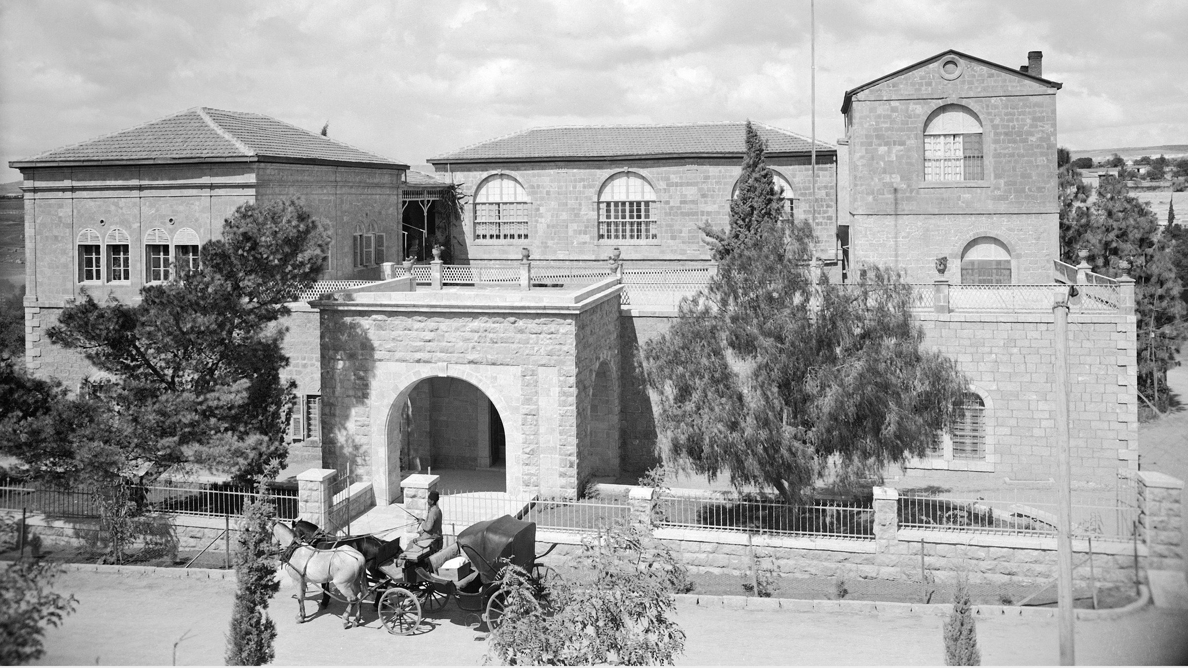 "Hotel-Legenden - Das American Colony Hotel in Jerusalem": Zu Beginn liegt das American Colony Hotel mitten in Olivenhainen außerhalb der Stadtmauer Jerusalems.