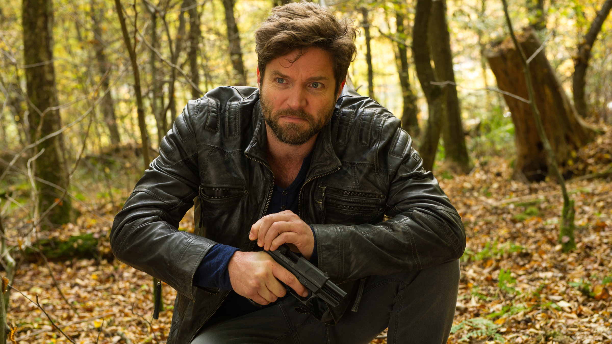 "SOKO Stuttgart - Henriettes Erbe": Im Wald zückt der entsetzte Jo Stoll (Peter Ketnath) seine Waffe.