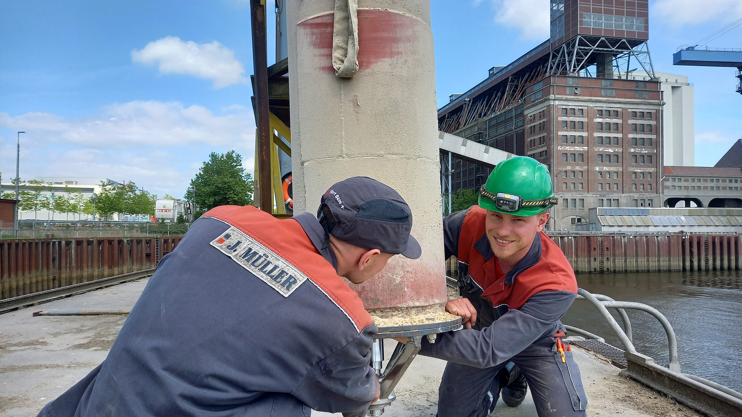 "Die Nordreportage: Einsatz im Bremer Getreidespeicher": Technik Vorarbeiter Niels Kocerka bereitet mit einem Kollegen die Beladung eines Binnenschiffs mit Weizen aus dem Getreidespeicher vor.