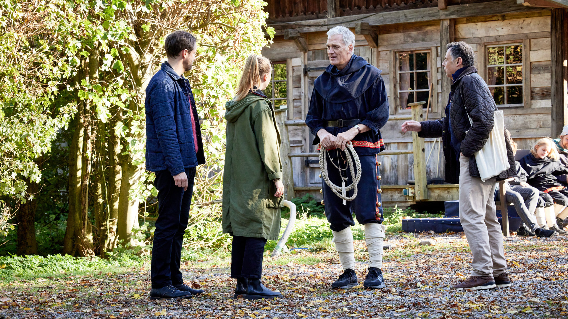 "Der Kommissar und der See - Narrenfreiheit": Martin Keller (Dominik Maringer) und Annika Wagner (Nurit Hirschfeld) unterhalten sich mit Robert Anders (Walter Sittler) und Hannes Buck (Gerhard Wittmann).