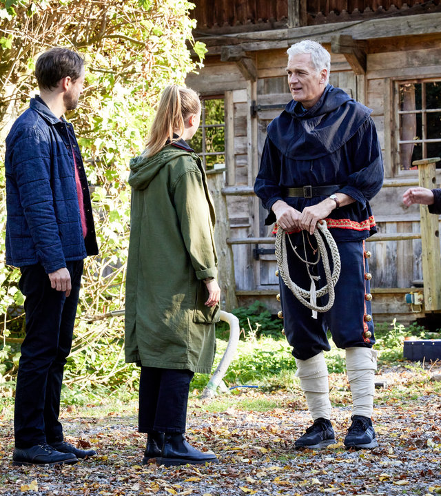 "Der Kommissar und der See - Narrenfreiheit": Martin Keller (Dominik Maringer) und Annika Wagner (Nurit Hirschfeld) unterhalten sich mit Robert Anders (Walter Sittler) und Hannes Buck (Gerhard Wittmann).