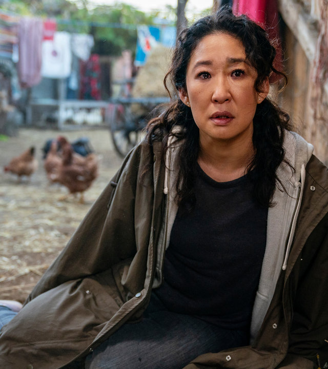 "Killing Eve - Kreide": Eve (Sandra Oh) sitzt auf dem Boden und schaut fassungslos nach vorne.