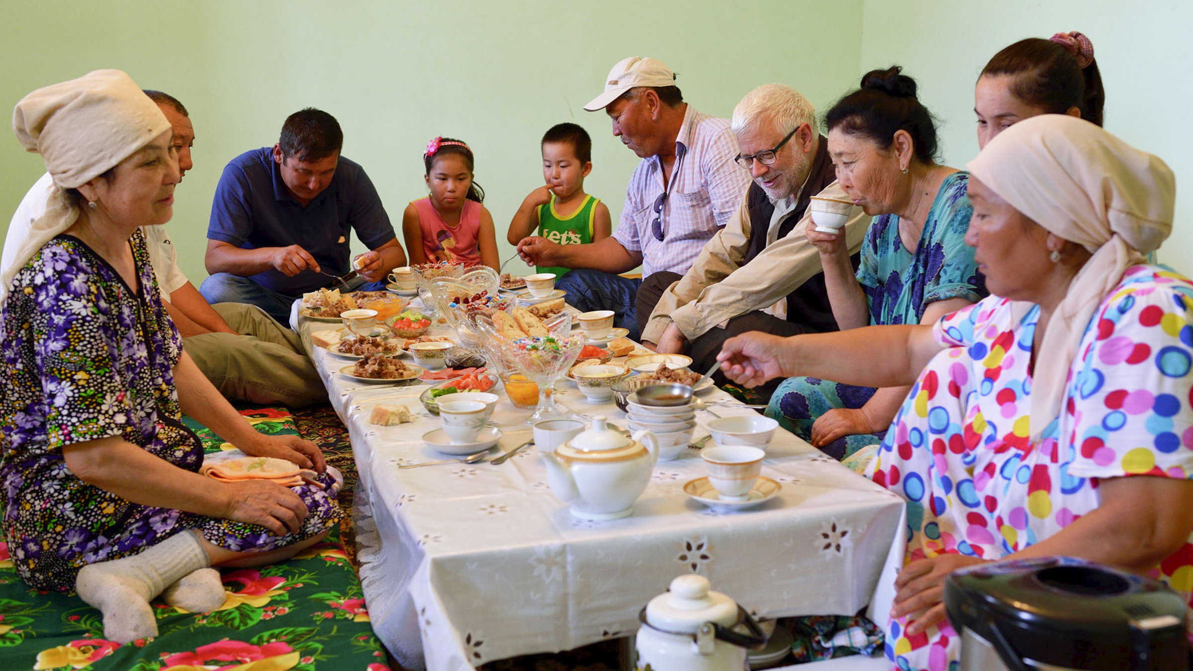 "Seidenstraße, Von Venedig nach Xi'an mit Peter Gysling" - Kasachstan - Kamelzüchterfamilie von Khan Bibi, bei Aktau