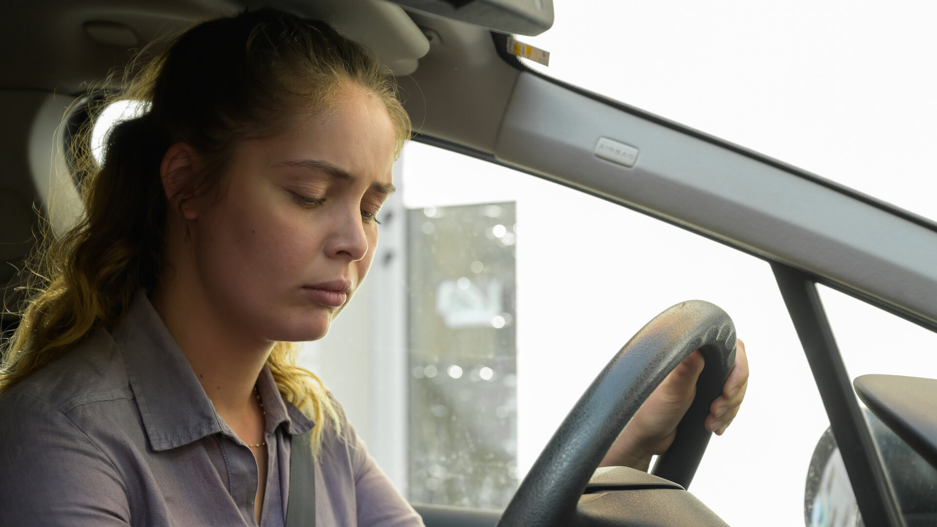 "Tödliche Ahnung - Einsame Hütte": Sicht vom Beifahrersitz: Chloé (Marie-Ange Casta) sitzt erschöpft und mit gesenktem Blick hinter dem Steuer eines Autos.