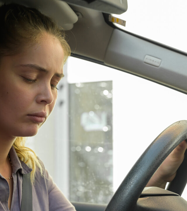 "Tödliche Ahnung - Einsame Hütte": Sicht vom Beifahrersitz: Chloé (Marie-Ange Casta) sitzt erschöpft und mit gesenktem Blick hinter dem Steuer eines Autos.