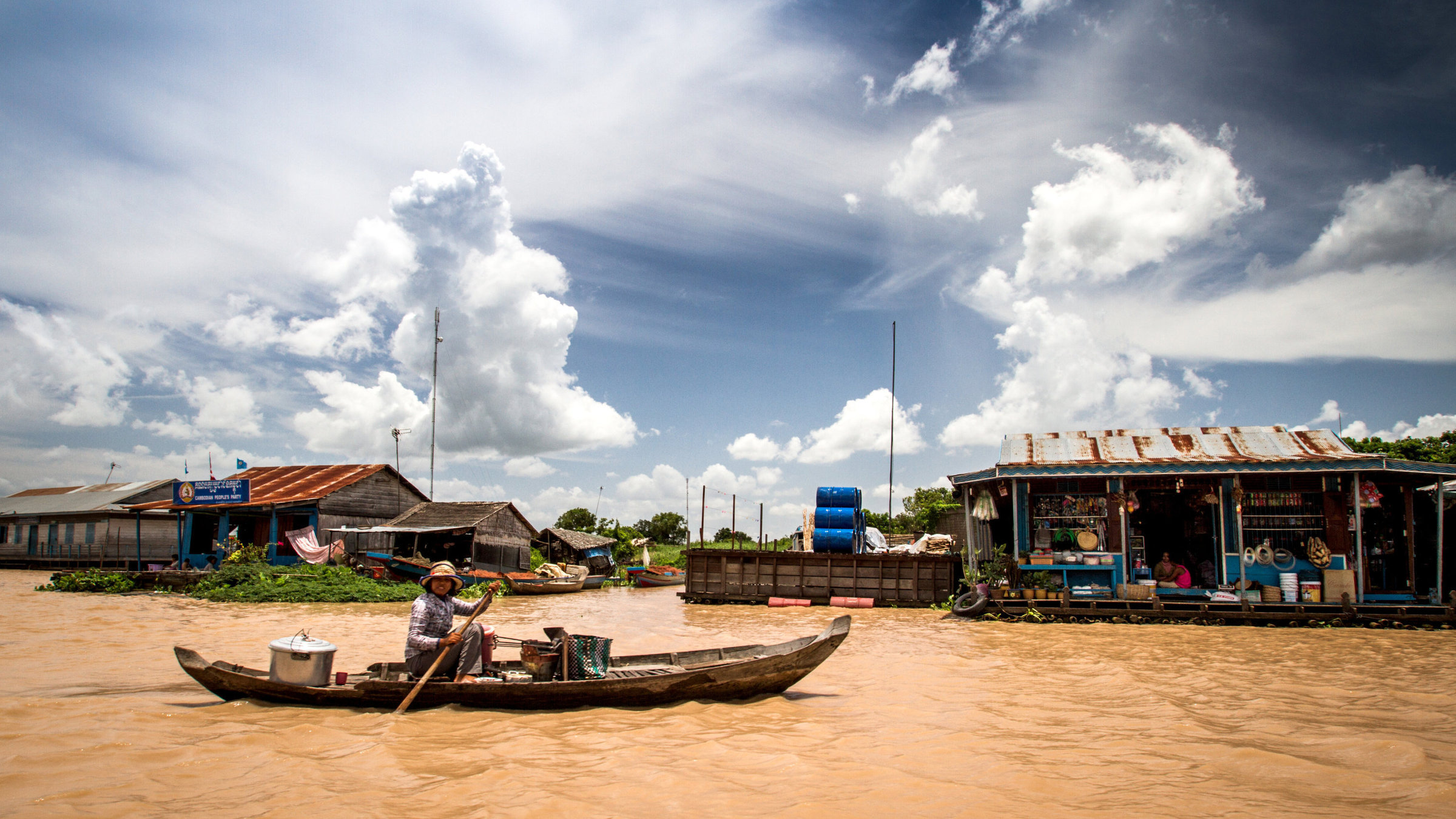 "Magie des Monsuns: Der große Regen" - Dorf entlang des Tonle Sap Lake, Kambodscha.