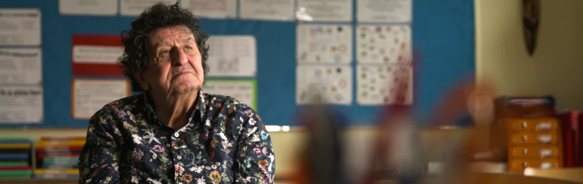 "Schreiben gegen die Angst – Robert Schindel im Porträt": Robert Schindel in seiner Volksschule im Zweiten Wiener Gemeindebezirk, wo er von einer ehemaligen Nationalsozialistin unterrichtet wurde.