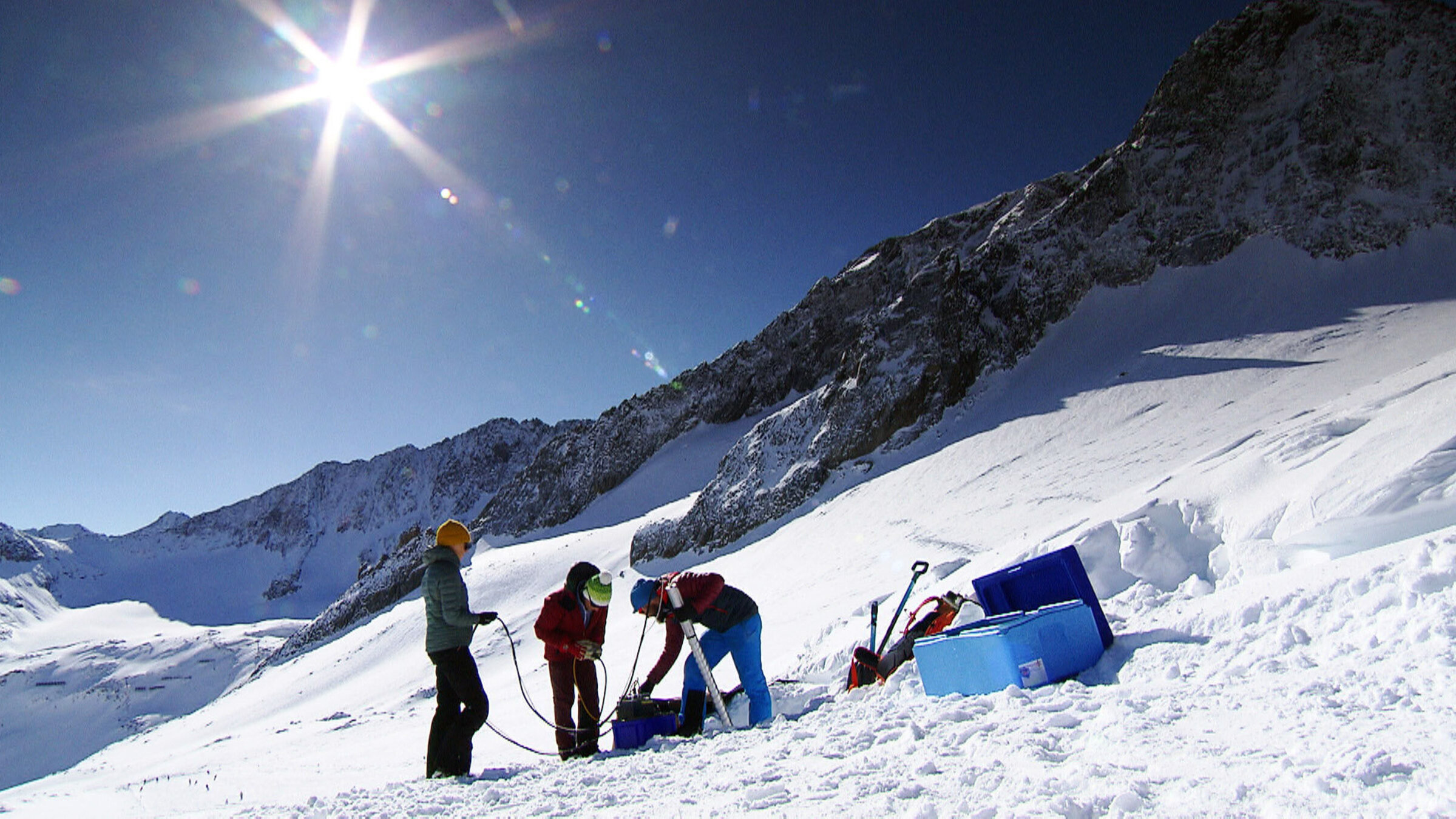 "Heiße Zeiten - Lebensideen aus Tirol": Andrea Fischer und ihr Team an der Schaufelspitze im Stubaital.