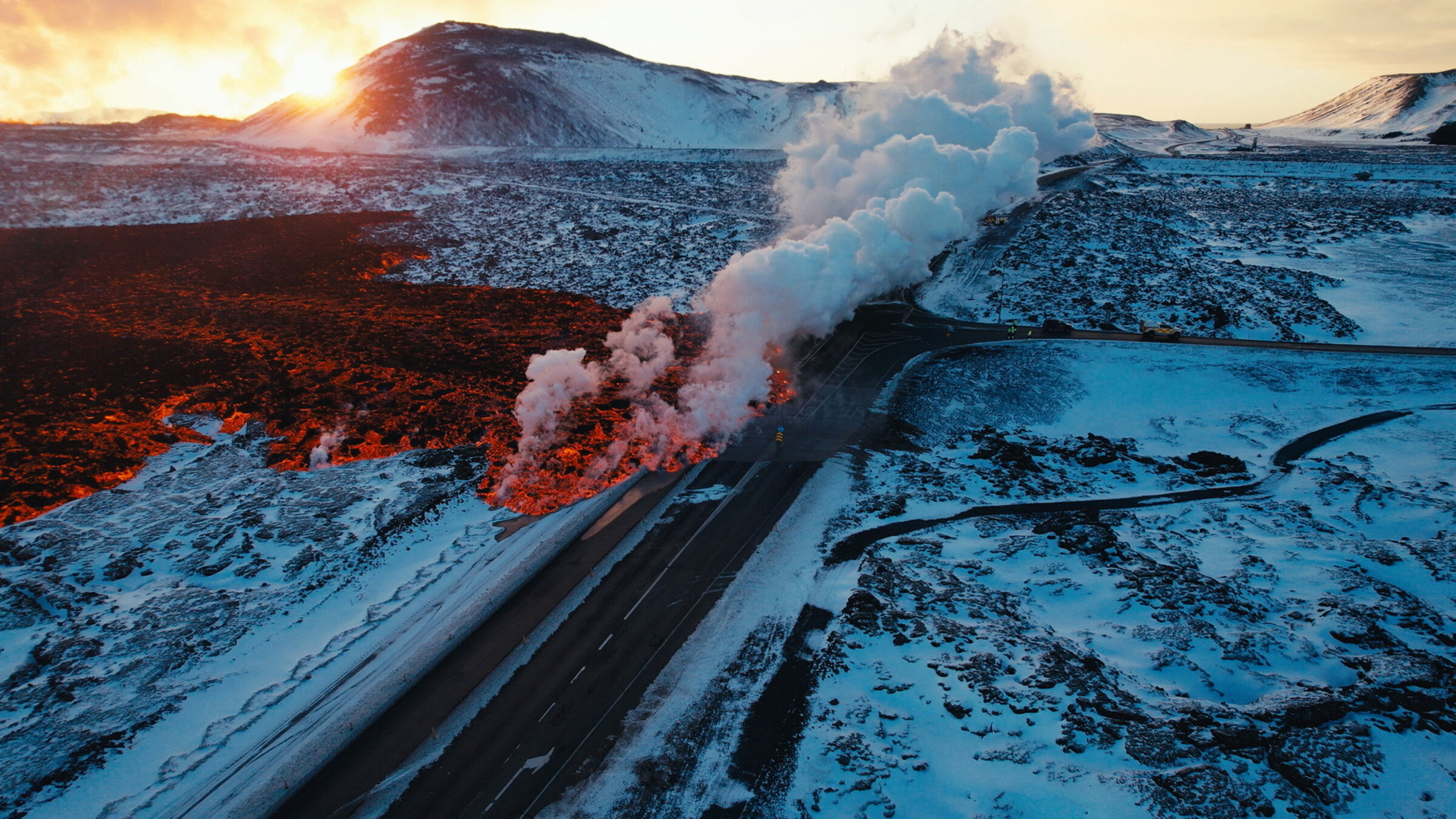 "Vulkan unter dem Haus – Ein Fischerdorf flüchtet vor der Lava": Screenshot aus dem Film, Vulkan aus Island zerstört Straße und Infrastruktur.