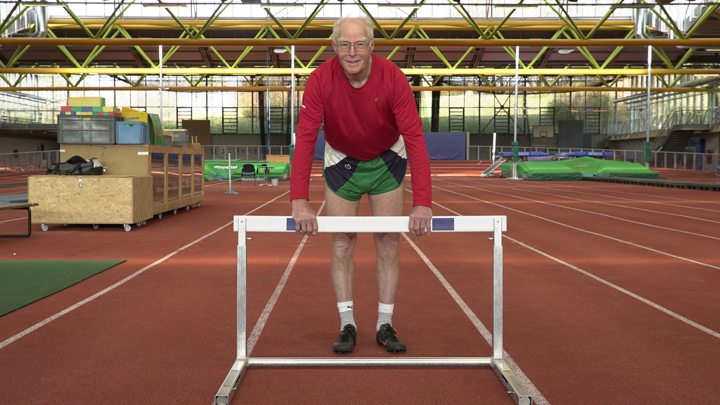 "plan b: Forever Young - Fit bis ins hohe Alter": Guido Müller  steht in einer Turnhalle hinter einem Laufhindernis.