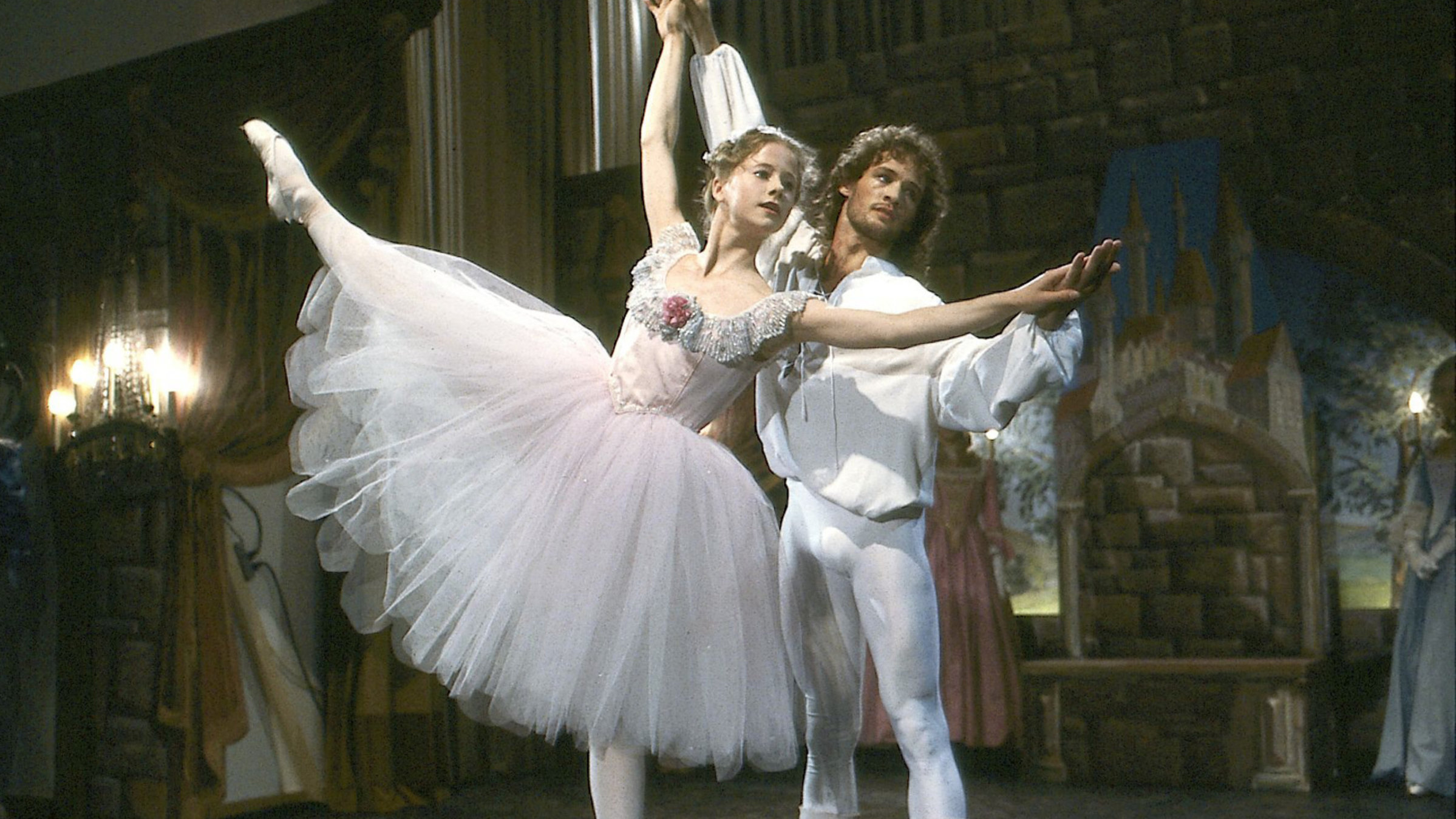 "Anna - Ist sie für Beifall noch zu jung? (3)": Anna Pelzer (Silvia Seidel) und ihr Ausbilder Jakob (Joao Ramos) tanzen gemeinsam.