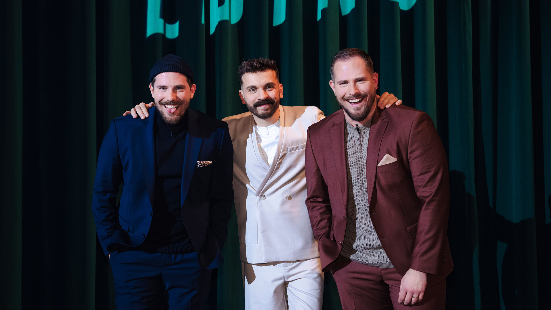 "Edins Neo Night": Moderator Edin Hasanovic (Mitte) posiert mit seinen Studiogästen, den Moderatoren des World Wide Wohnzimmer Dennis Wolter (links) und Benjamin Wolter (rechts) im Studio seiner ZDFneo-Show "Edins Neo Night".
