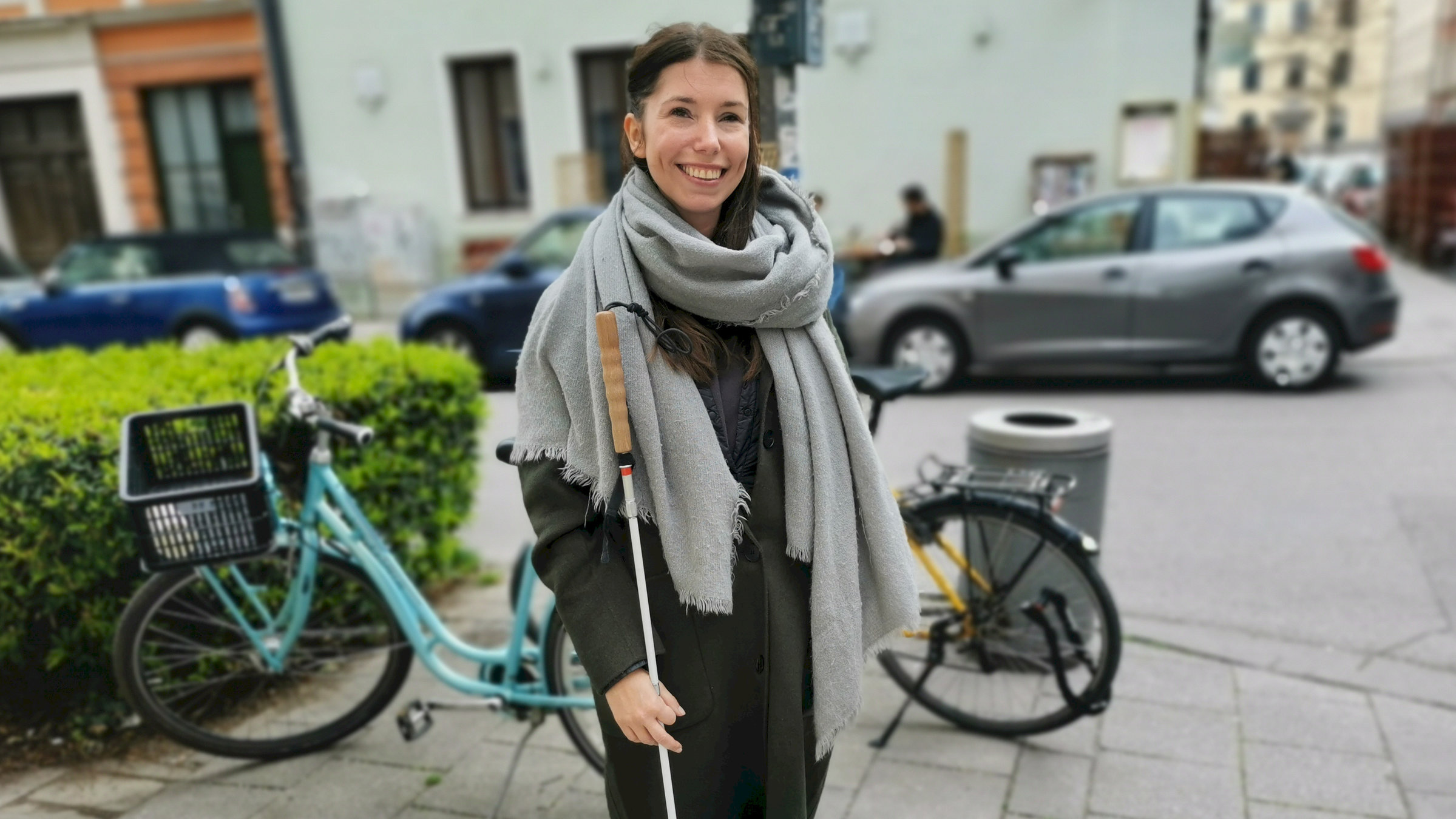 "einfach Mensch: Ich gehe meinen Weg": Anna Garbe auf der Straße. Sie hält ihren Blindenstock in der Hand und lächelt selbstbewusst in die Kamera.