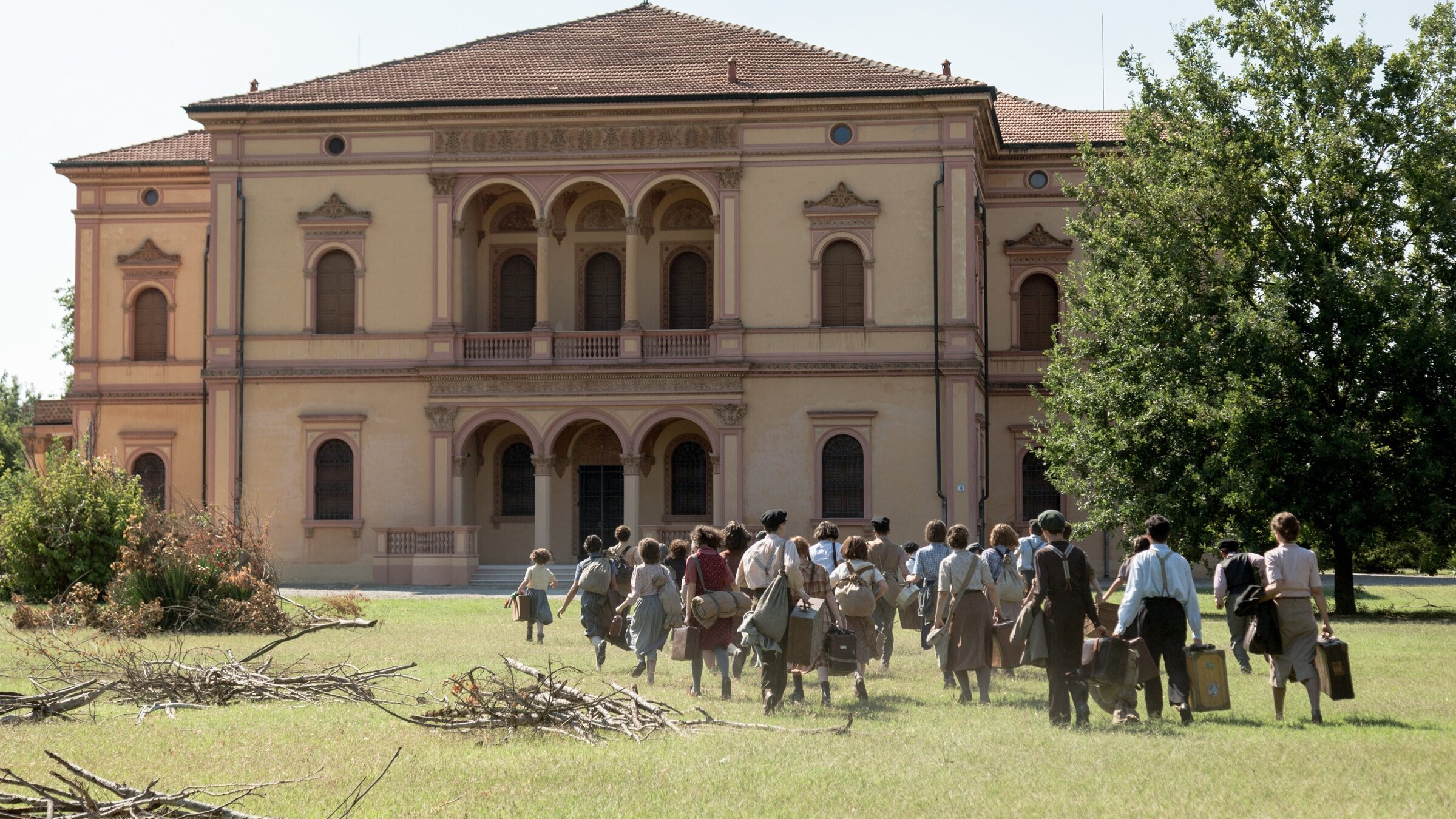 "Die Kinder der Villa Emma": Die Kinder der Villa Emma - Wien, 1941. Für die vierzehnjährige Betty ist es ein harter Schlag. Sie muss weg. Keiner kann mitkommen. Nicht ihr Vater, nicht ihre Oma, nicht ihre beste Freundin. Ein Kindertransport nach Palästina soll sie in Sicherheit bringen. Eine gefährliche Flucht führt die bunte Gruppe junger Menschen zur Villa Emma in Italien. Auch in der Fremde stellen sich bald die ganz normalen Fragen des Erwachsenwerdens. Neue Freundschaften entstehen, die erste Liebe erwacht.