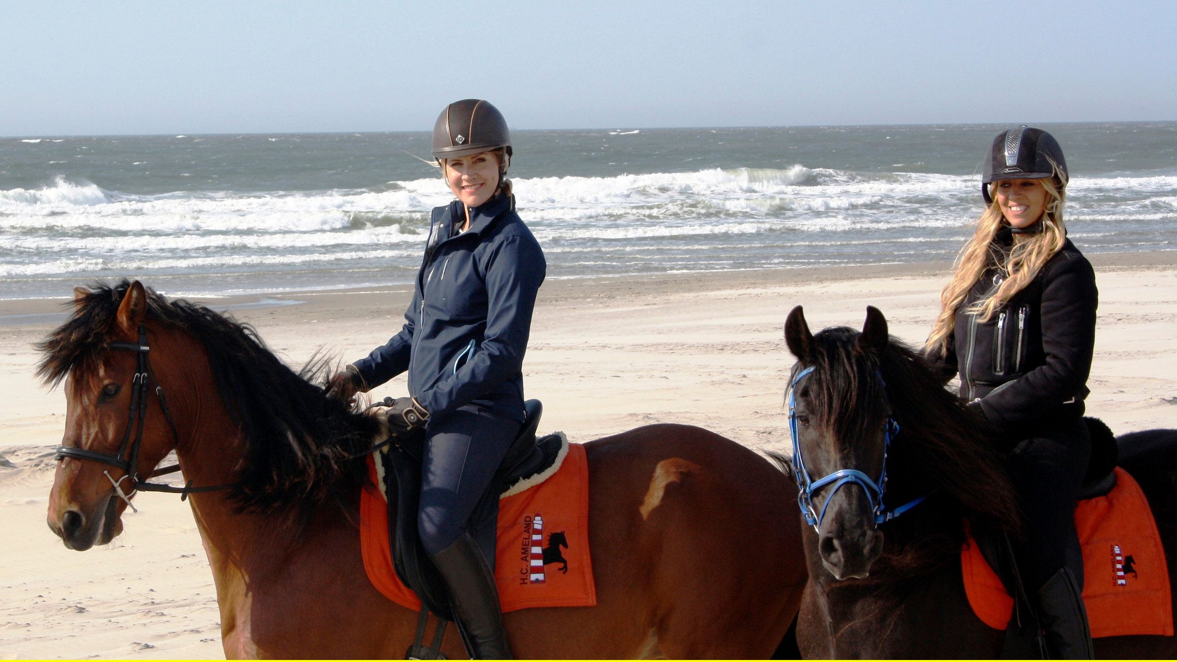 "Ameland ... mit Judith Rakers": Judith Rakers beim Strandausritt mit Loona.
