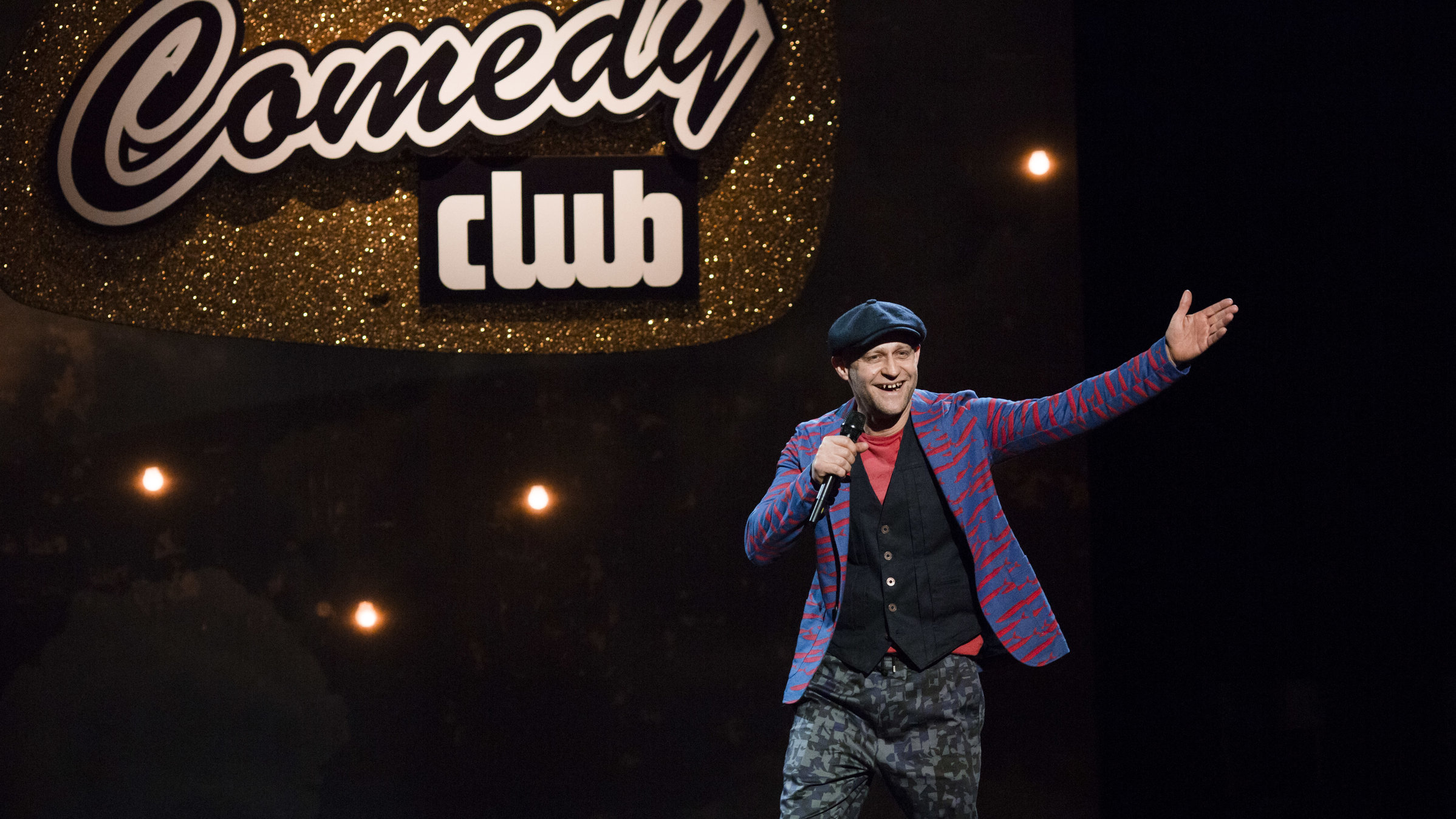 "Nachtschicht - Ladies First": Jacky Herbst (Jürgen Vogel) betritt fröhlich grüßend die Bühne des Comedy Clubs.