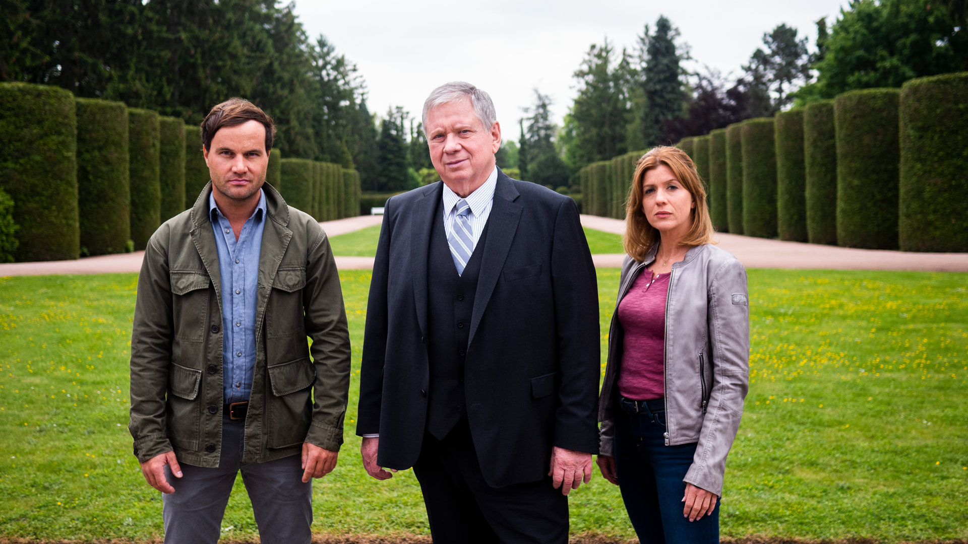 "Der Staatsanwalt - Null Toleranz": Kommissar Christian Schubert (Simon Eckert), Oberstaatsanwalt Bernd Reuther (Rainer Hunold) und Kommissarin Kerstin Klar (Fiona Coors) stehen in einem Park und blicken in Richtung Kamera.