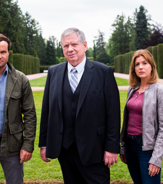 "Der Staatsanwalt - Null Toleranz": Kommissar Christian Schubert (Simon Eckert), Oberstaatsanwalt Bernd Reuther (Rainer Hunold) und Kommissarin Kerstin Klar (Fiona Coors) stehen in einem Park und blicken in Richtung Kamera.