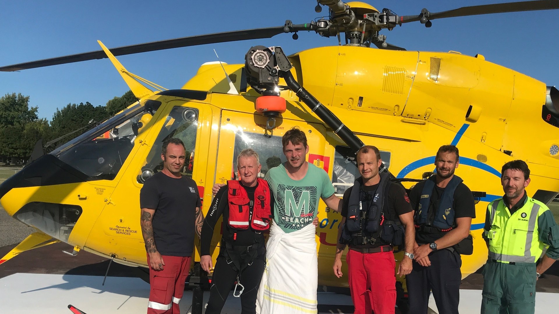 "Terra Xpress: Unglaublich! Kleine Wunder und große Träume": Sechs Männer stehen vor einem gelben Helikopter und schauen in die Kamera.