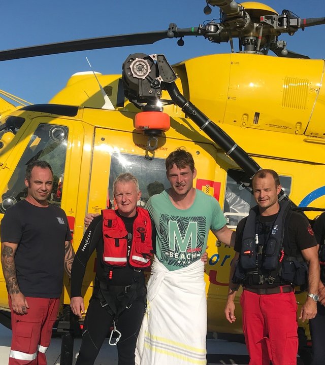 "Terra Xpress: Unglaublich! Kleine Wunder und große Träume": Sechs Männer stehen vor einem gelben Helikopter und schauen in die Kamera.