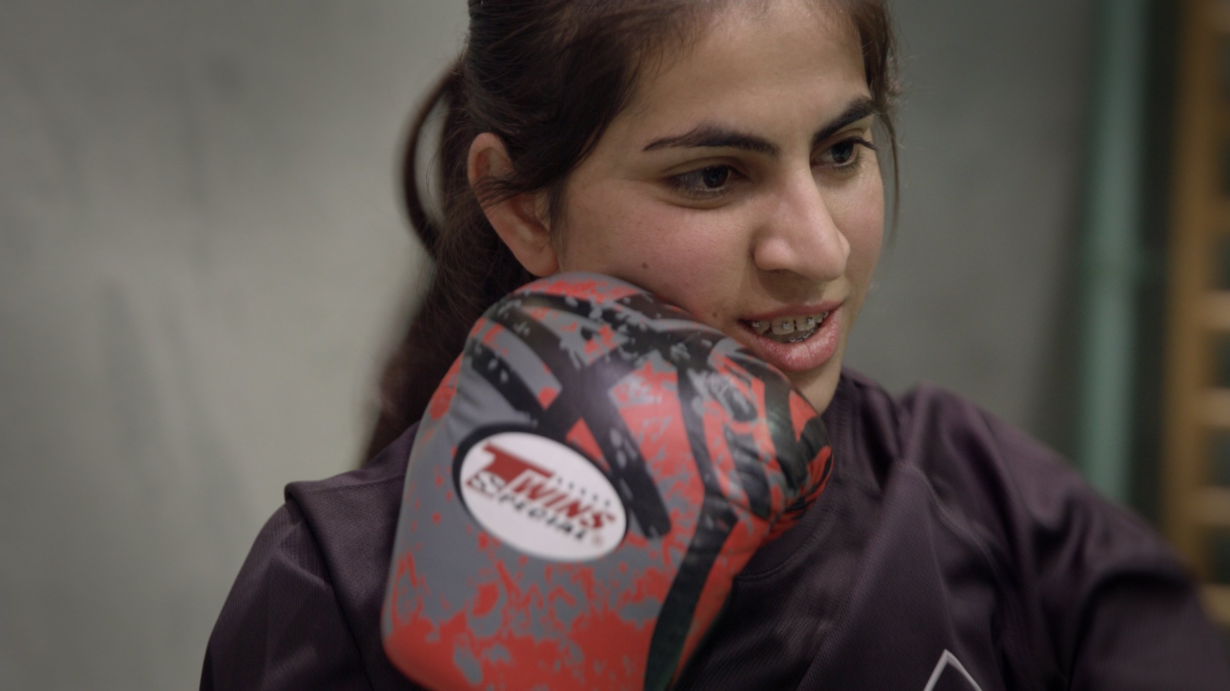 "Ab 18! – Ich will Gerechtigkeit!": Eine junge Frau mit schwarzen Haaren und Zahnspange.