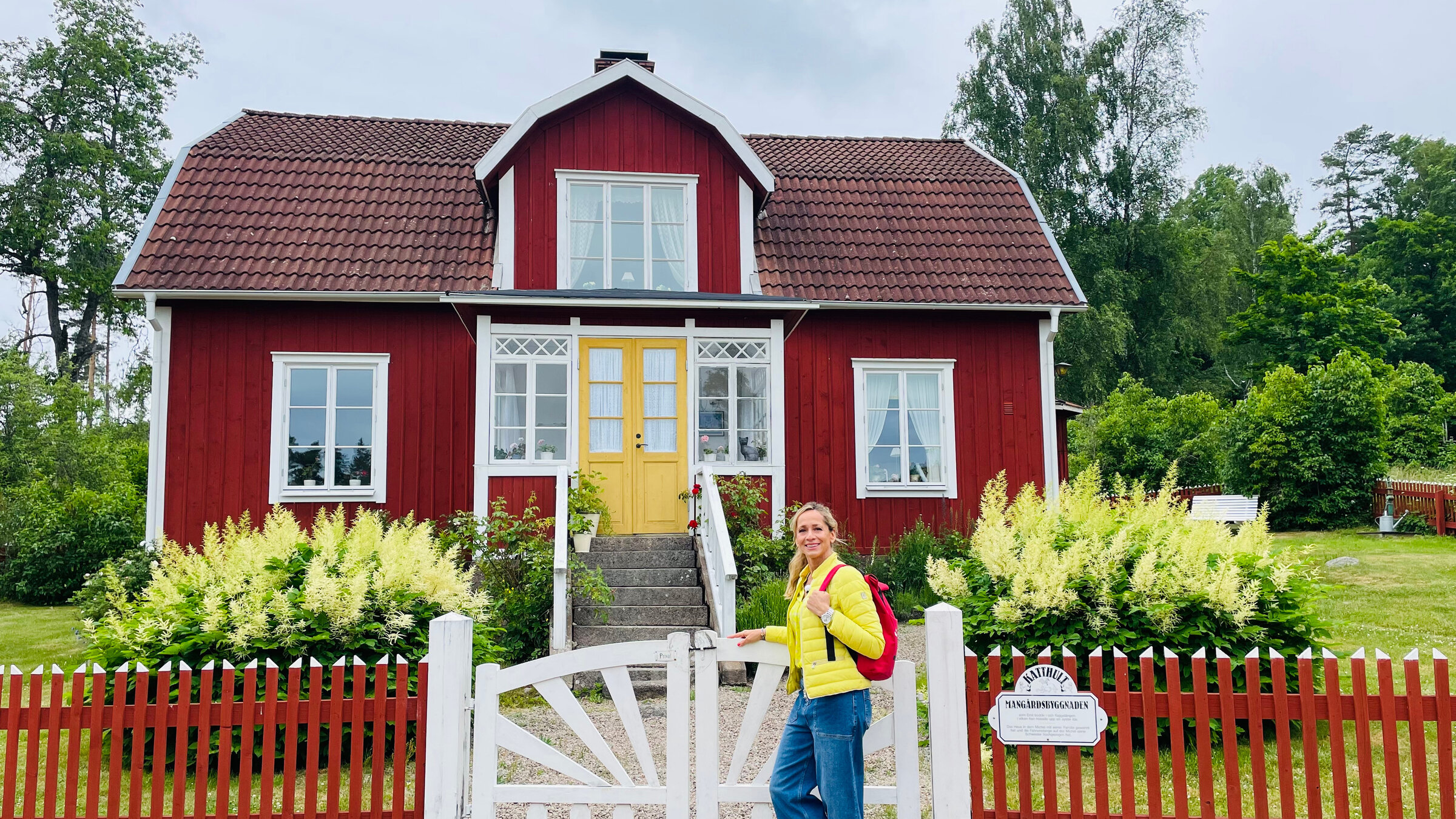 "Mitten in Bullerbü - Ferien in Småland": Moderatorin Tamina Kallert vor der Drehkulisse von „Michel aus Lönneberga“ (nach den Büchern von Astrid Lindgren).