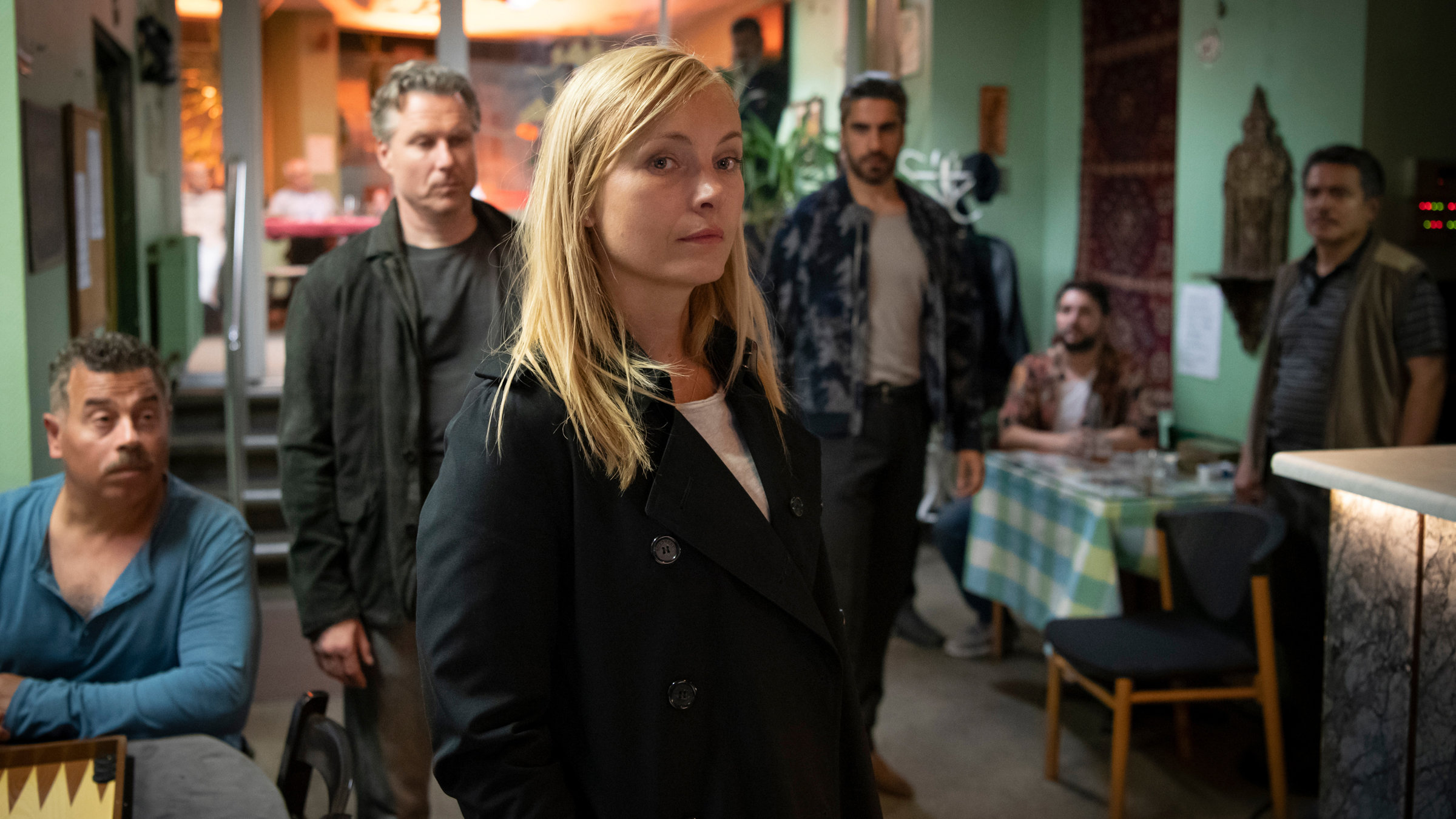 "Gegen die Angst": Staatsanwältin Judith Schrader (Nadja Uhl) und ihr Kollege, Kriminalhauptkommissar Jochen Montag (Dirk Borchardt), wagen sich in das Café des Berliner Clanchefs Machmoud Al-Fadi (Atheer Adel).