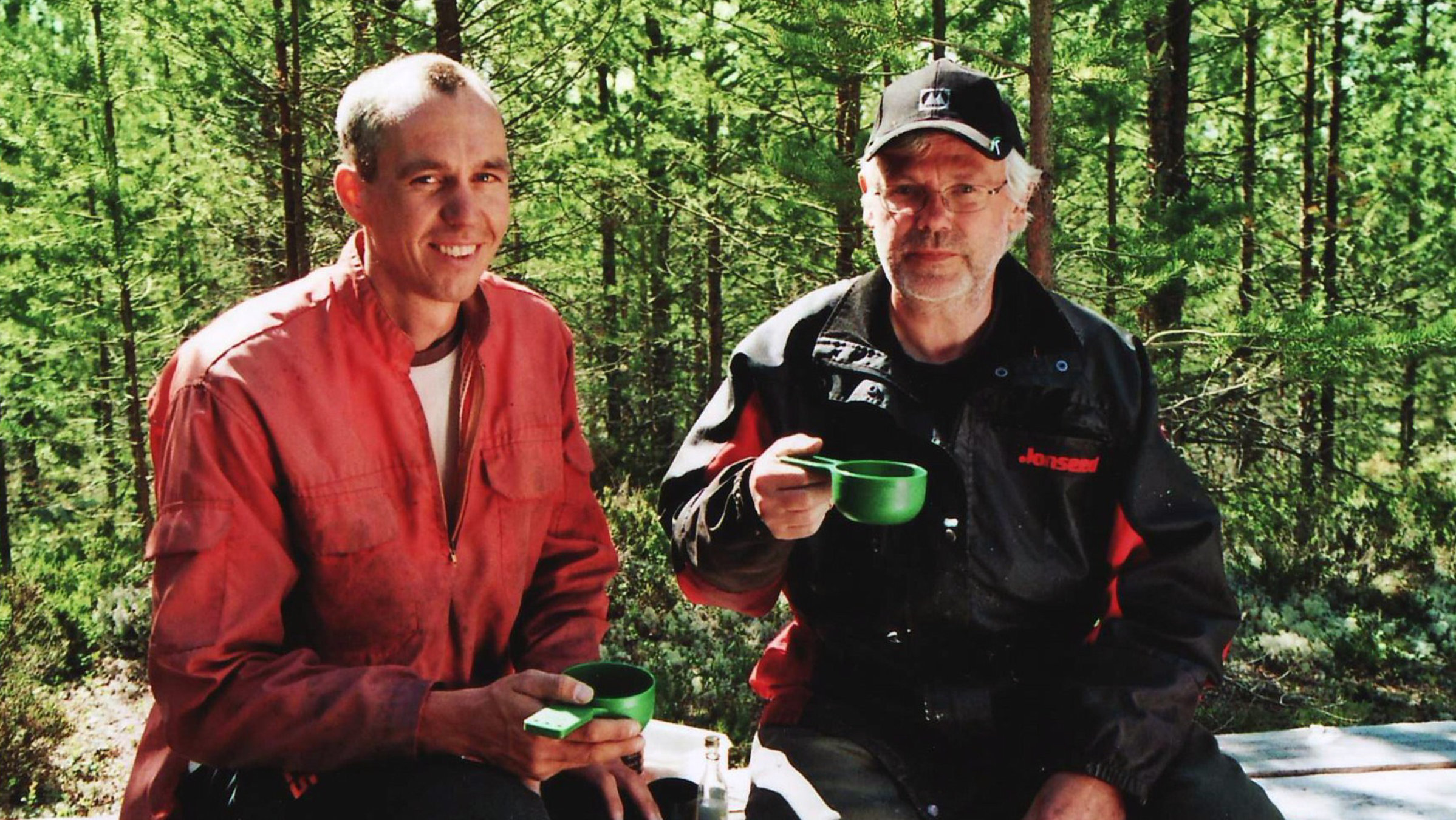 "Zu Tisch in ... Dalarna": Lars Dahlgren (li.) und Lars-Eric Bohlin (re.) brauchen eine Pause beim Holzscheiden.