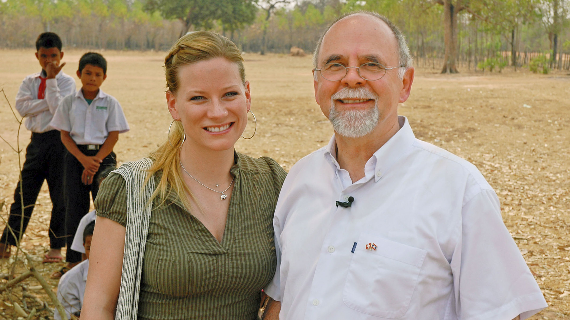 "unterwegs - Laos" - Moderatorin Andrea Jansen mit dem Schweizer Honorarkonsul Guido Käppeli in der Region von Savanaketh.