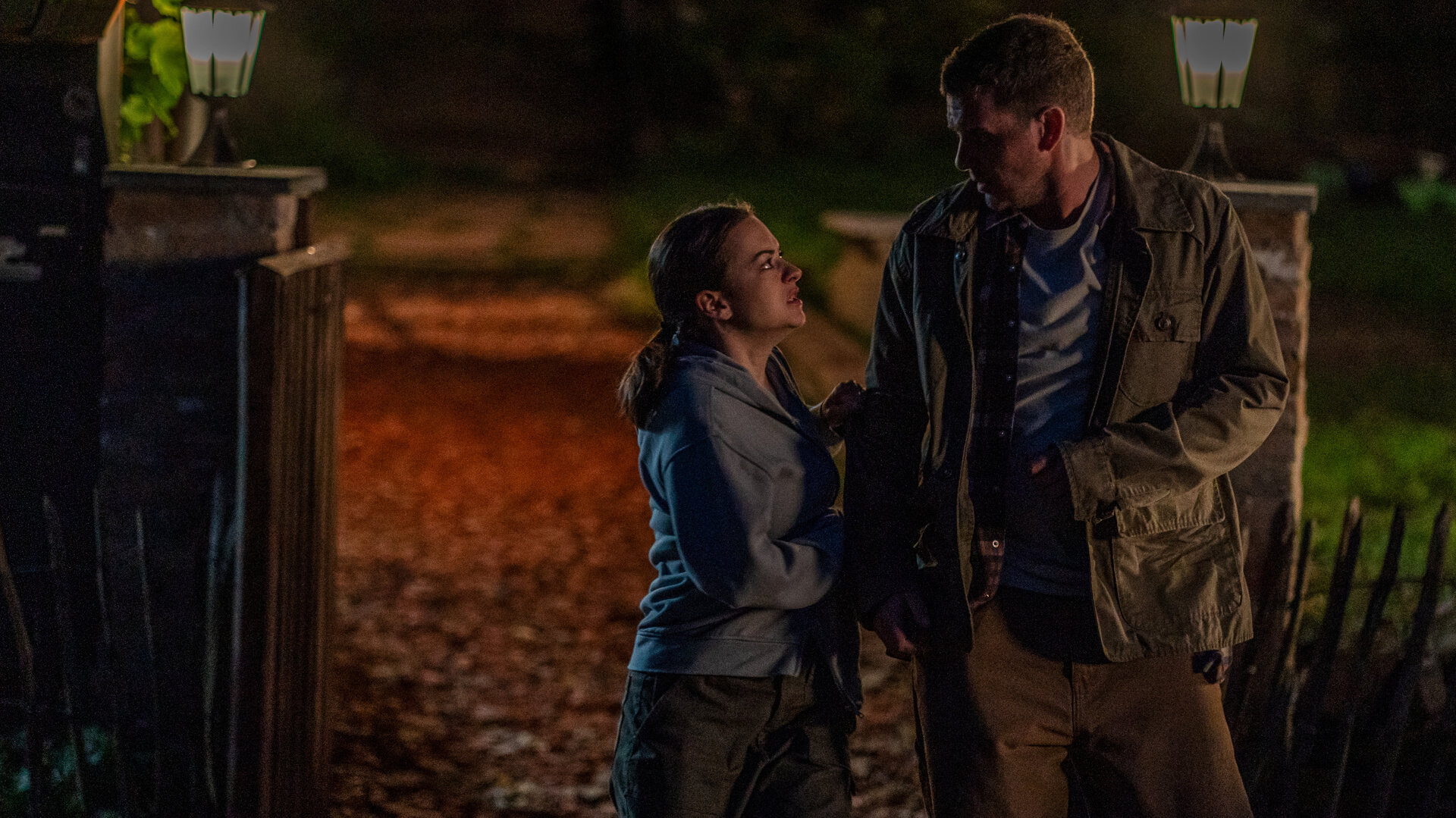 "Letzte Spur Berlin - Bis aufs Blut": Es ist Nacht. Sophie Högl (Michelle Barthel) hält ihren Schwager Daniel Schmitt (Max Bretschneider) seitlich am linken Arm fest und schaut ihn dabei verzweifelt an.