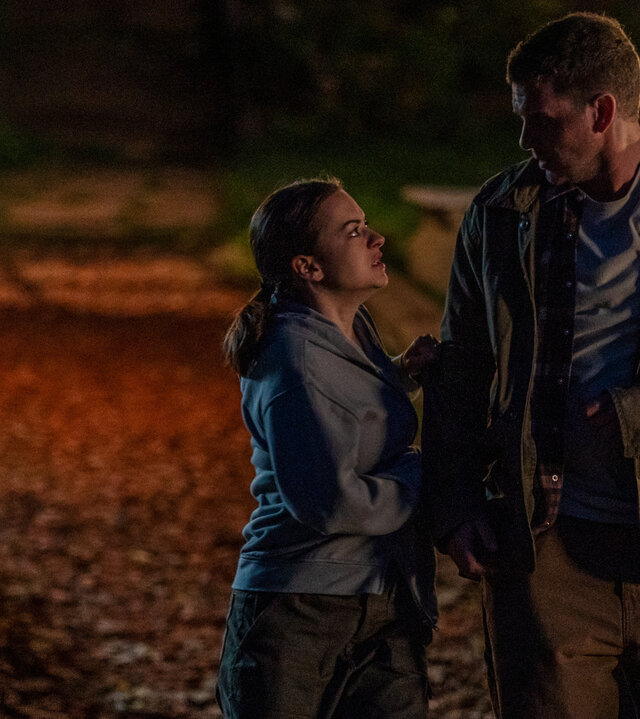 "Letzte Spur Berlin - Bis aufs Blut": Es ist Nacht. Sophie Högl (Michelle Barthel) hält ihren Schwager Daniel Schmitt (Max Bretschneider) seitlich am linken Arm fest und schaut ihn dabei verzweifelt an.