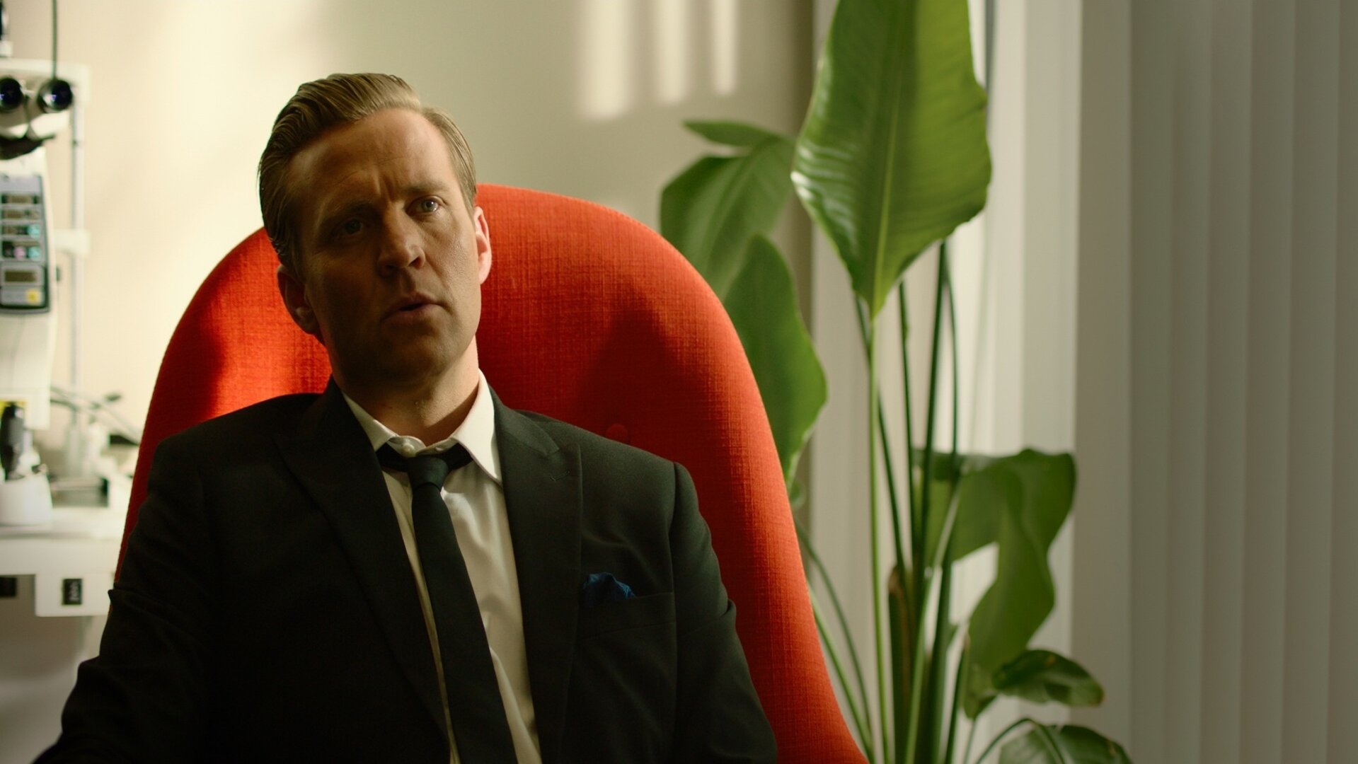 "Exit - Rückkehr zur Realität": Henrik (Tobias Santelmann) sitzt seinem Arzt gegenüber und schaut ihn fragend an.