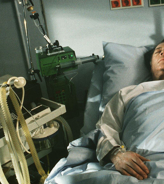 "Die Schwarzaldklinik - Transplantation": Prof. Brinkmann (Klausjürgen Wussow) liegt schlafend im Krankenbett.