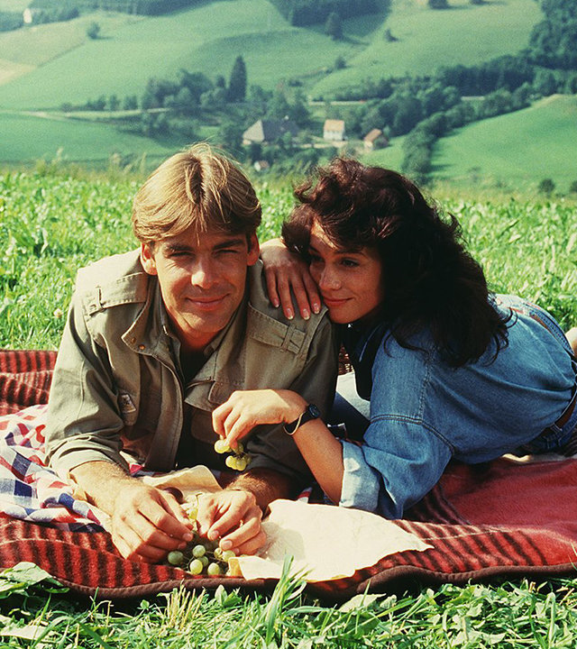 "Die Schwarzwaldklinik - Wo ist Katarina?": Udo (Sascha Hehn) und Elke (Barbara Wussow) liegen glücklich auf einer Picknickdecke.
