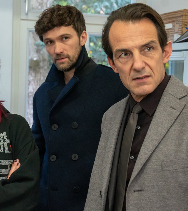 "Letzte Spur Berlin - Urvertrauen": Jules Romberg (Katrin Heß), Alex von Tal (Aleksandar Radenkovic) und Oliver Radek (Hans-Werner Meyer) stehen dicht beieinander in einem Raum. Alle blicken in eine Richtung.