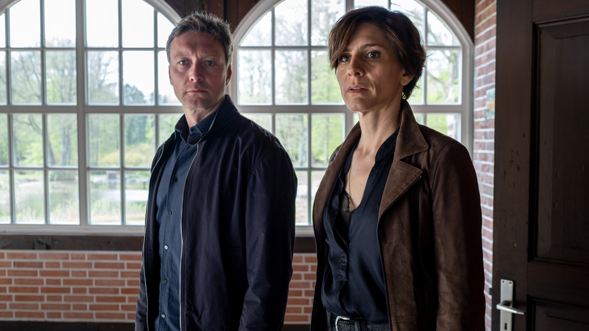 "In Wahrheit - Zwischen Recht und Gerechtigkeit": Judith (Christina Hecke) und Freddy (Robin Sondermann) stehen nebeneinander in einem Innenraum und schauen bedrückt nach vorne.