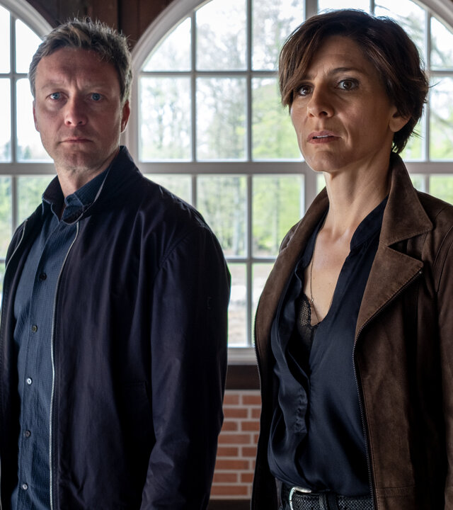 "In Wahrheit - Zwischen Recht und Gerechtigkeit": Judith (Christina Hecke) und Freddy (Robin Sondermann) stehen nebeneinander in einem Innenraum und schauen bedrückt nach vorne.