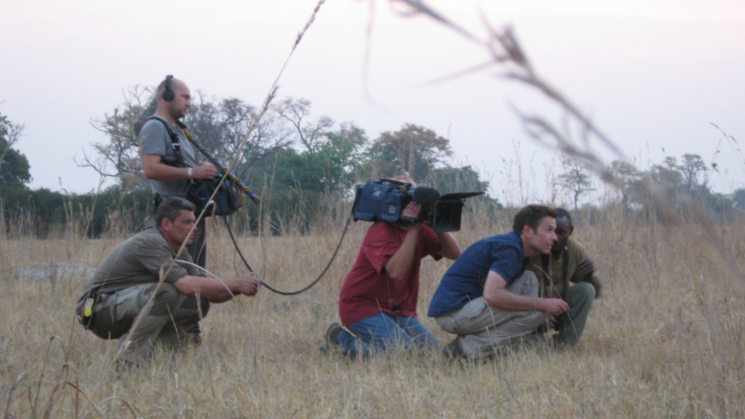 "Steffens entdeckt: Namibia" - Fresh (re.), Dirk Steffens (2. von re.) und das Team schleichen sich an. Sie folgen frischen Leopardenspuren.
