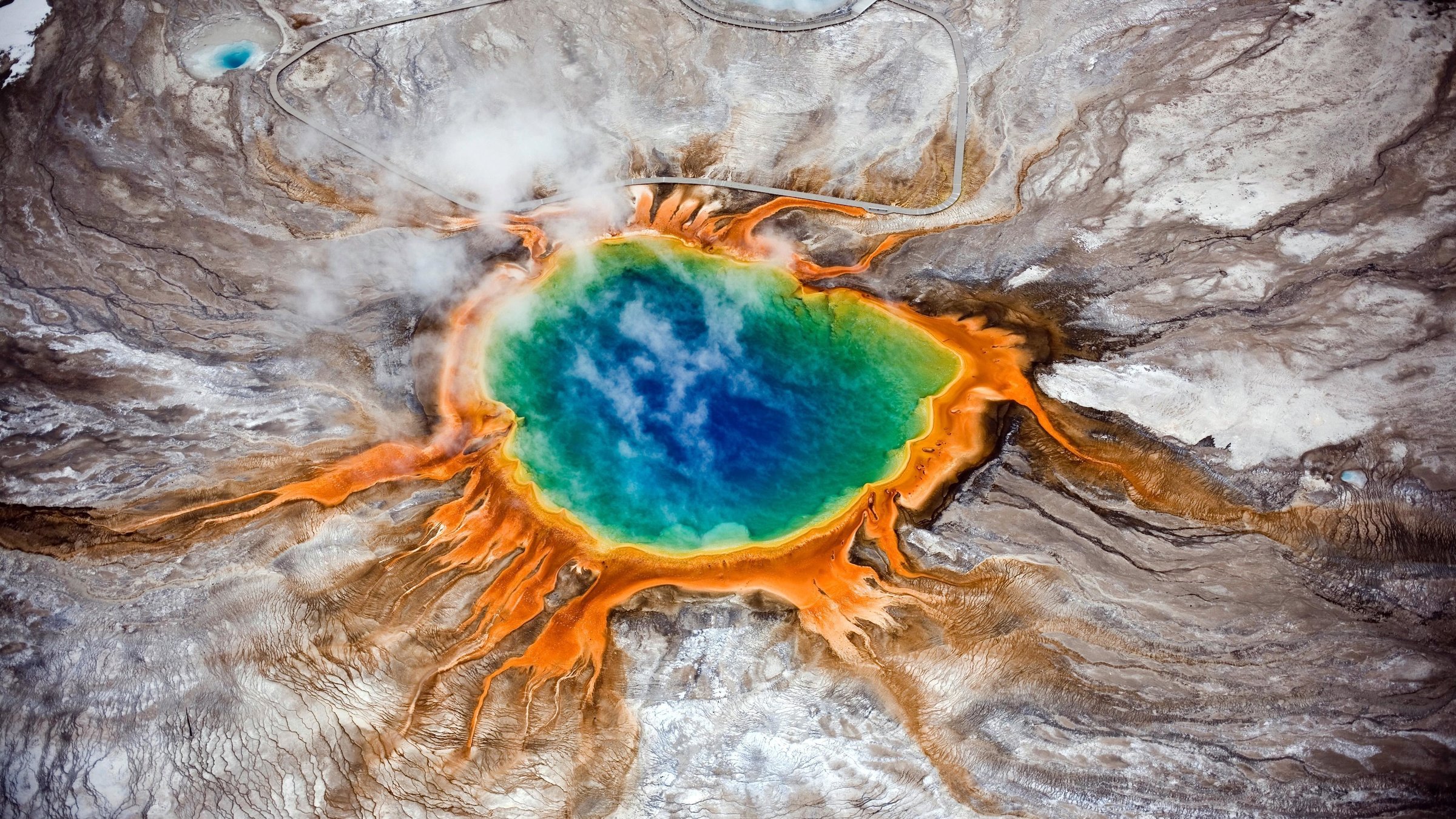 "Yellowstone - Feuer und Eis": heiße Quelle von oben in Winterlandschaft