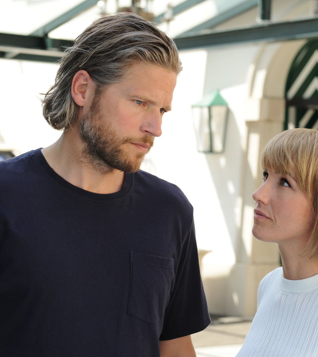 "Die Bergretter: Tod am Dachstein (2)": Vor einem Hau stehen sich Markus (Sebastian Ströbel) und Jessika (Maxi Warwel) gegenüber. Markus blickt nachdenklich zu Boden, Jessika sieht zu Markus.