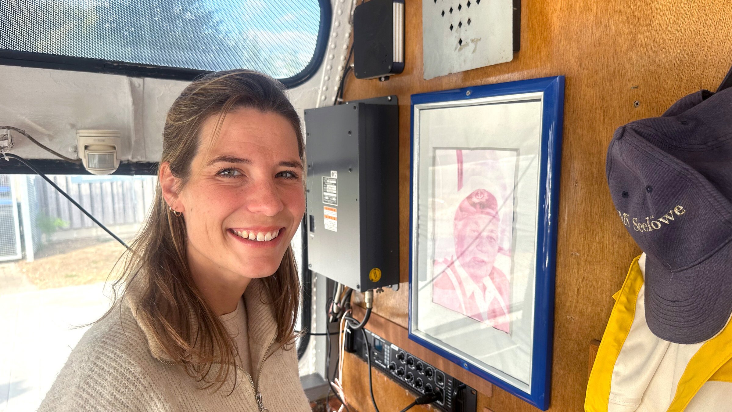 "Die Nordreportage: Die neue Kapitänin in der Lübecker Bucht": Mit Lisa-Marie Böttcher hat die vierte Generation der alten Bäderreederei das Ruder übernommen. Auf der Brücke des „Seelöwen“ hängt ein Portrait von ihrem Großvater Heinrich Böttcher.