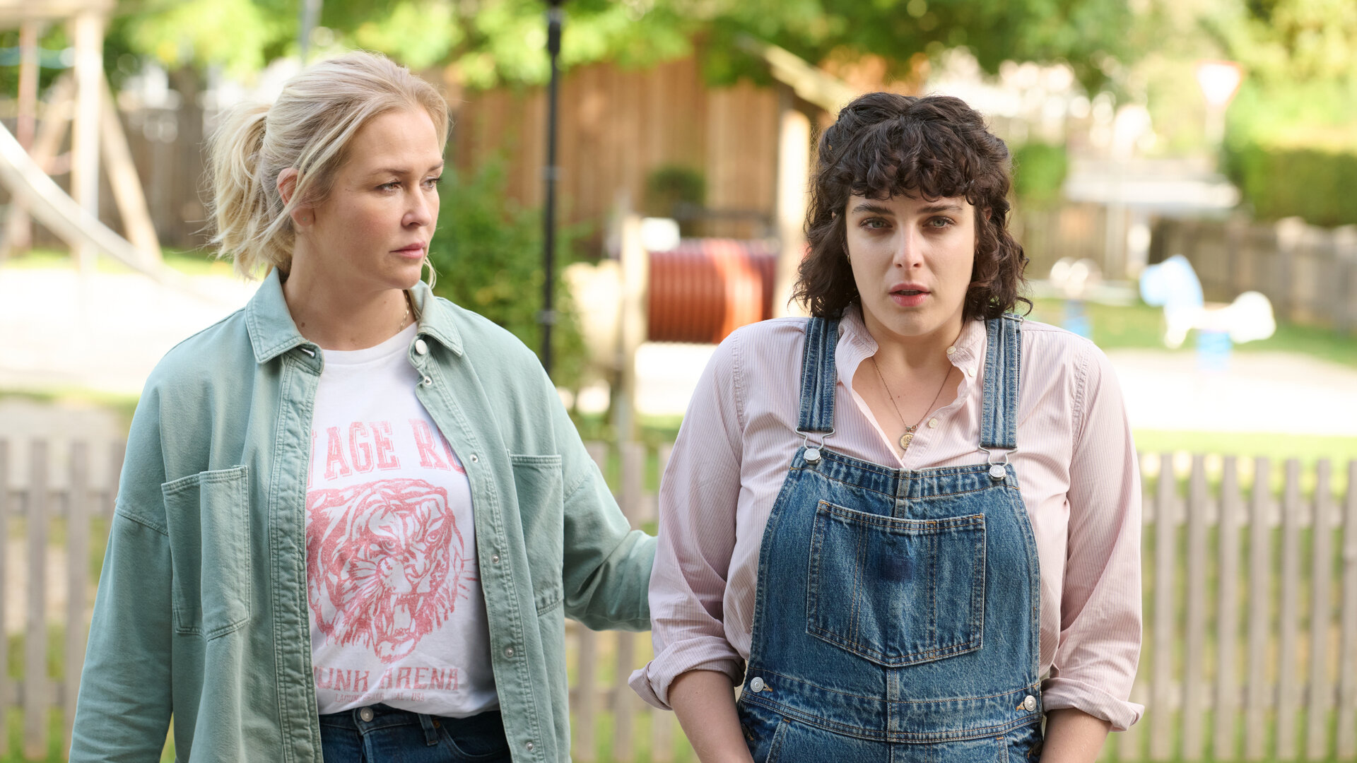 "Lena Lorenz - Das Leben ist jetzt": Vor einem hölzernen Zaun stehen Lena Lorenz (Judith Hoersch) und Ina Fromme (Anna Werner Friedmann) nebeneinander. Ina blickt ernst geradeaus während Lena sie besorgt anschaut und ihre Hand auf Inas Rücken legt.