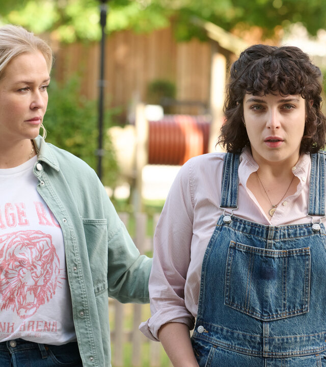 "Lena Lorenz - Das Leben ist jetzt": Vor einem hölzernen Zaun stehen Lena Lorenz (Judith Hoersch) und Ina Fromme (Anna Werner Friedmann) nebeneinander. Ina blickt ernst geradeaus während Lena sie besorgt anschaut und ihre Hand auf Inas Rücken legt.