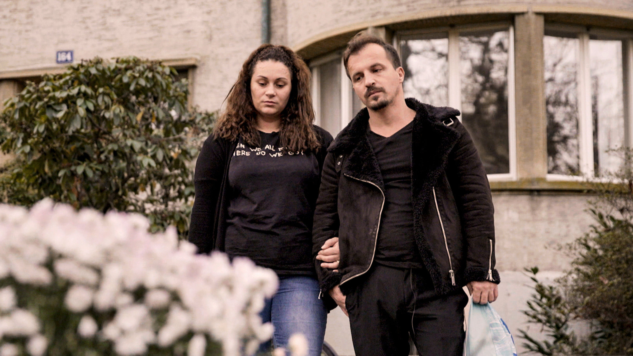 "Verbrechen im Wahn": Die Mahmutis an dem Ort, wo 2019 ihr 7-jähriger Sohn Ilias erstochen worden ist.