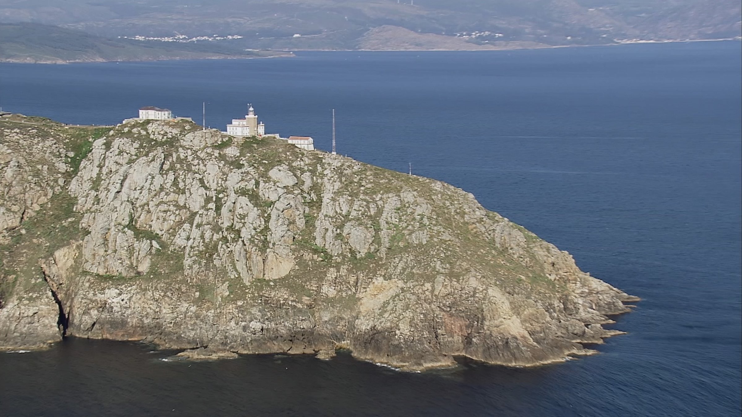 "Nordspanien von oben": Leuchtturm auf einer felsigen Landzunge.