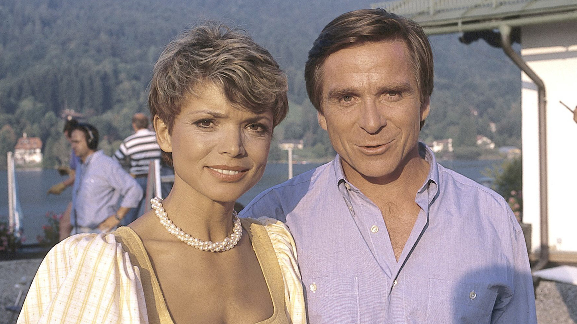 "Zwei Münchner in Hamburg - Flitterwochen": Julia (Uschi Glas) und Ralf (Elmar Wepper) schauen fröhlich in die Ferne.